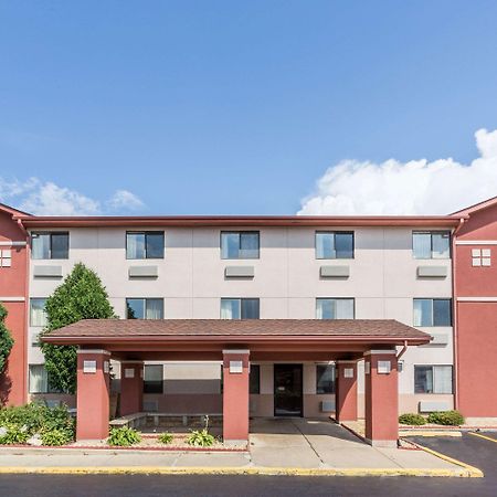 Super 8 By Wyndham St. Charles Hotel Сейнт Чарлз Екстериор снимка