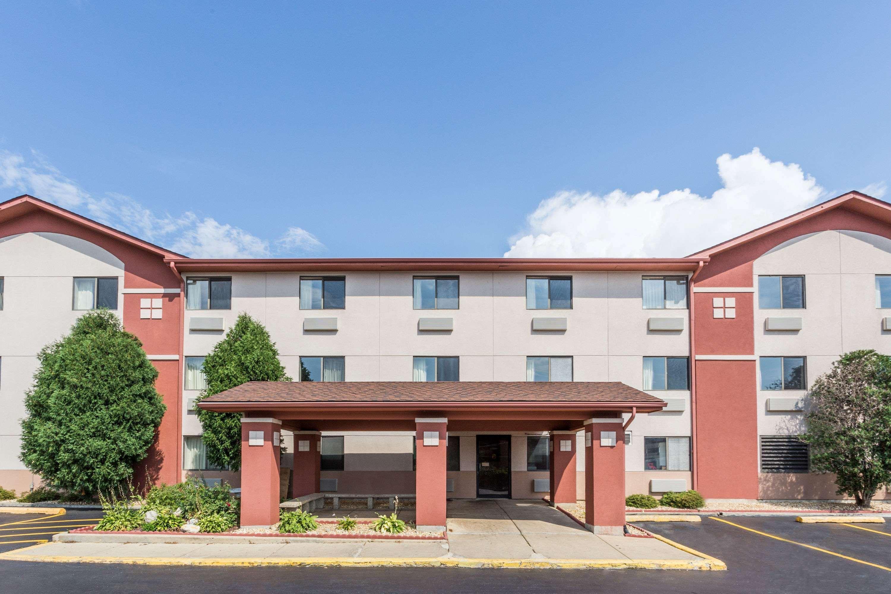 Super 8 By Wyndham St. Charles Hotel Сейнт Чарлз Екстериор снимка
