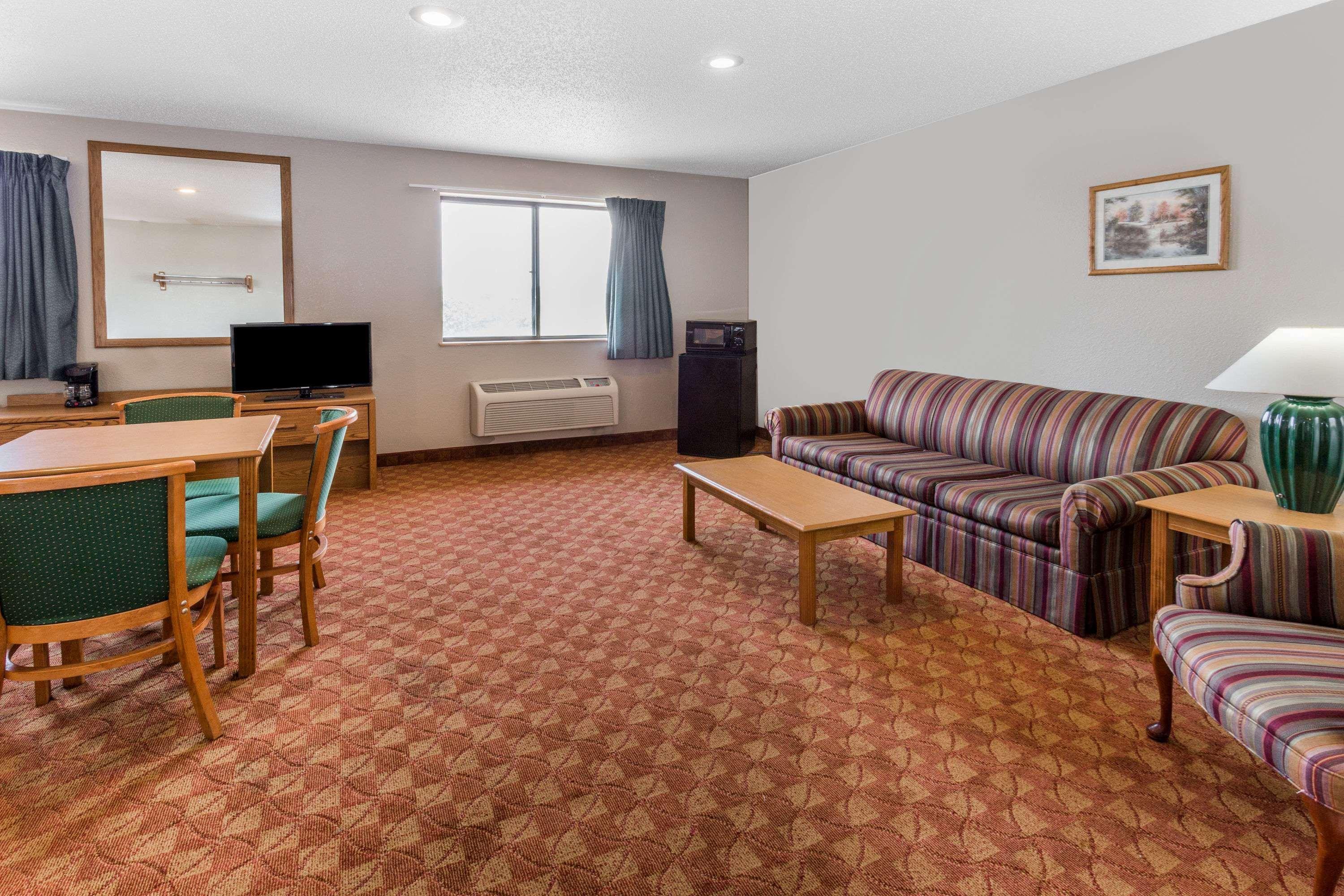 Super 8 By Wyndham St. Charles Hotel Сейнт Чарлз Екстериор снимка