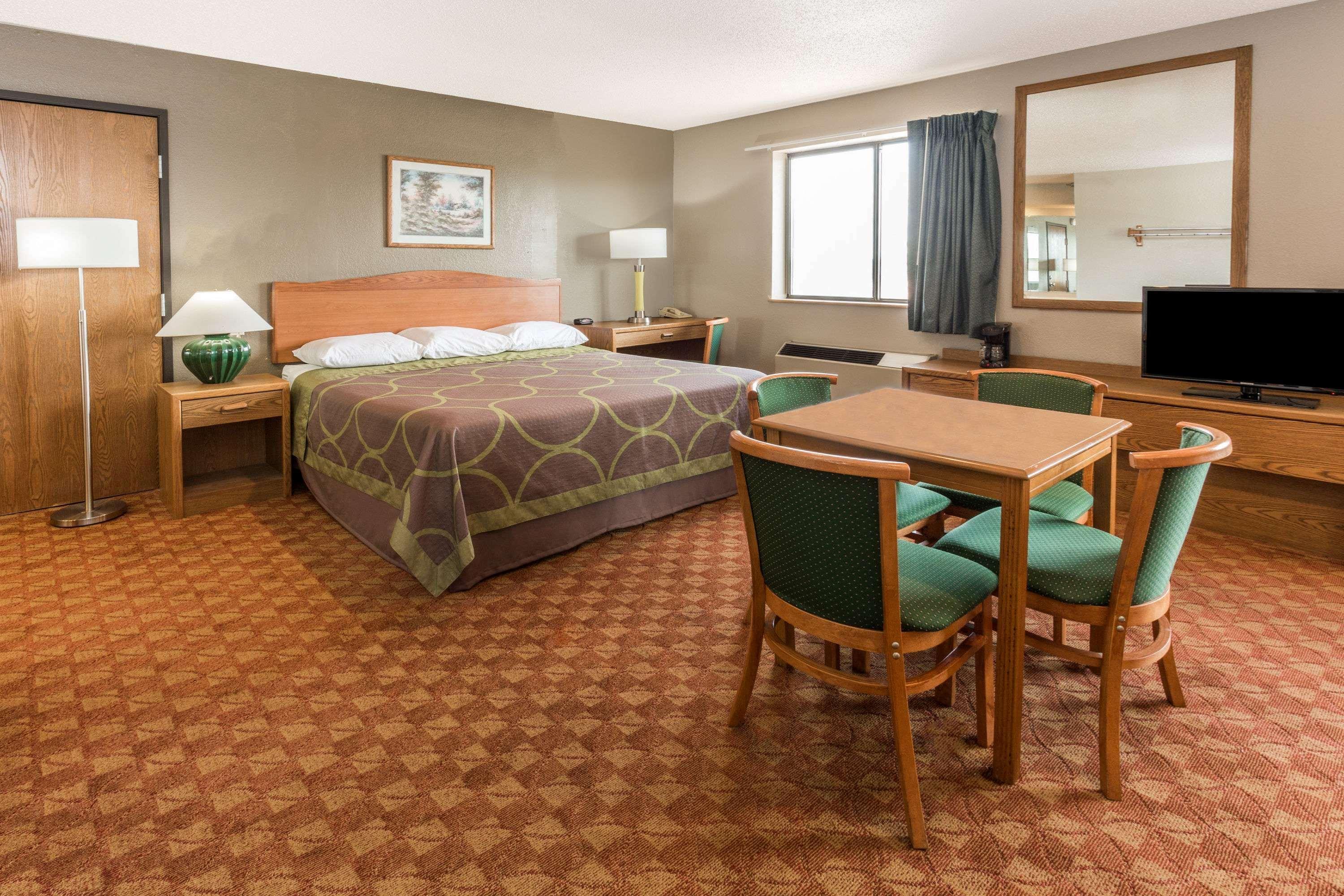 Super 8 By Wyndham St. Charles Hotel Сейнт Чарлз Екстериор снимка