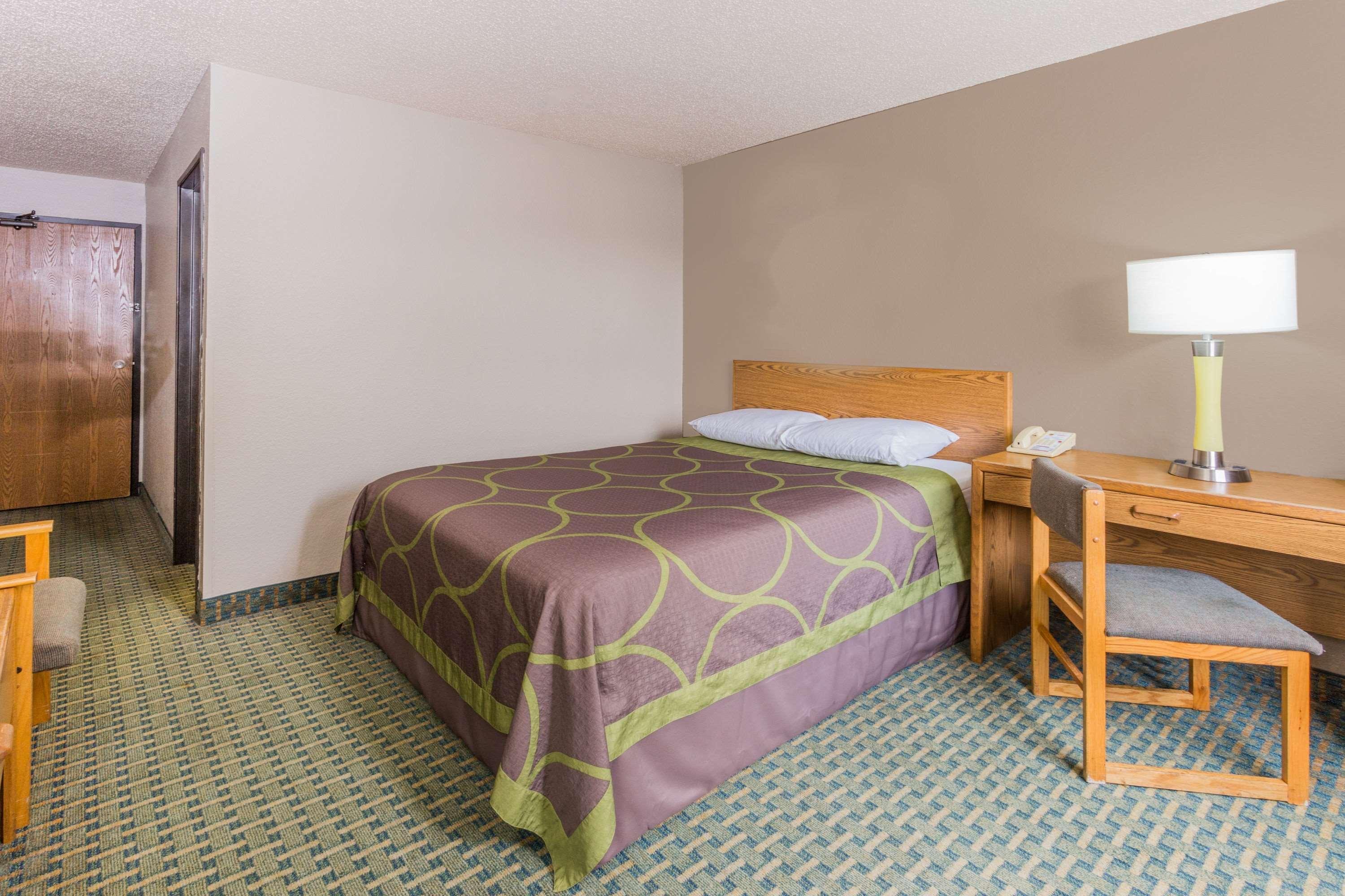 Super 8 By Wyndham St. Charles Hotel Сейнт Чарлз Екстериор снимка